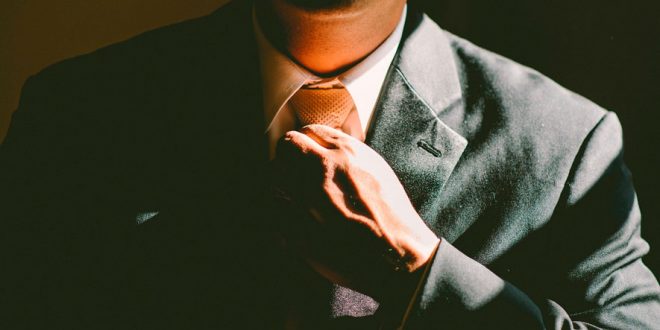 Llevar corbata reduce el flujo sanguíneo al cerebro